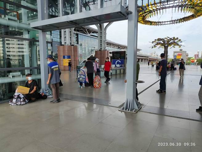 台中火车站街友聚集，衍生脏乱、治安等问题，台中市府交通局表示1日起将派驻保全人员巡逻、劝导。(台中市府提供)