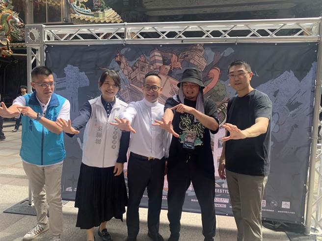 ▲基隆市長謝國樑（右一）與議長童子瑋（中）、議員吳驊珈（左二）以及基隆市霹靂舞協會理事長張仁瑋（右二）一同出席「Battle Area Vo1.6國際街舞交流大賽」。（徐佑昇攝）