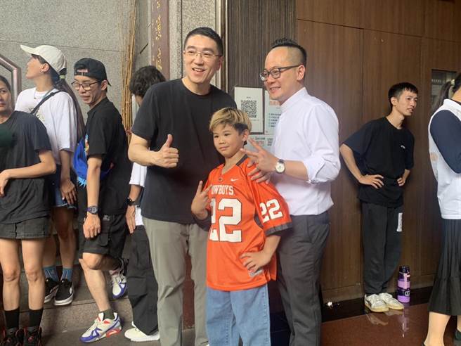 ▲基隆市長謝國樑（左）及議長童子瑋（右），與去年在法國「BATTLEPRO霹靂舞大賽」中，獲得12歲以下組冠軍的中興國小同學林李納（中）合影。（徐佑昇攝）