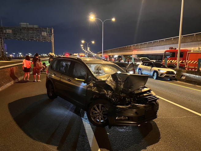 今（1）日晚間19時36分許，國道1號中山高南下圓山段20.1公里處發生一起連環車禍。（翻攝畫面）