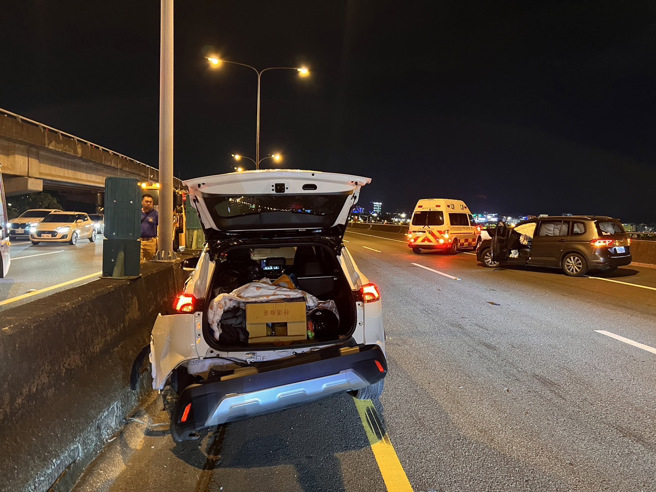 今（1）日晚間19時36分許，國道1號中山高南下圓山段20.1公里處發生一起連環車禍。（翻攝畫面）