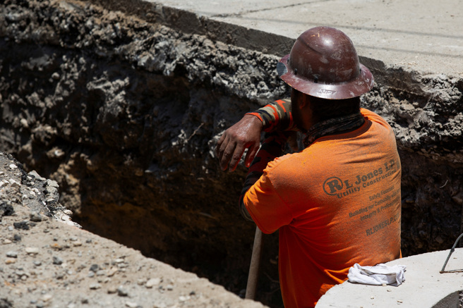 美国德州圣安东尼奥一处住宅区的管线工人，日前在高温之下挥汗工作。（路透社）