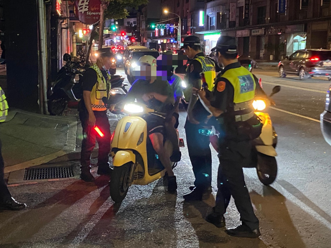 永和分局执行青春专案于昨（30）日22时至今（1）日1时，执行区域性闭锁式扩大临检威力扫荡，同时于场所周边道路执行路检勤务，共查获通缉犯4件4人、窃盗罪1件1人、毒品1件1人。（图／警方提供）