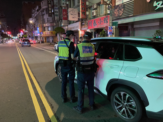 永和分局执行青春专案于昨（30）日22时至今（1）日1时，执行区域性闭锁式扩大临检威力扫荡，同时于场所周边道路执行路检勤务，共查获通缉犯4件4人、窃盗罪1件1人、毒品1件1人。（图／警方提供）