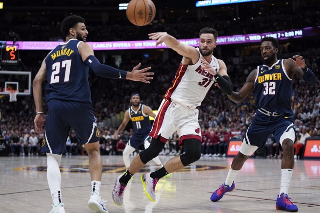 史特鲁斯(中)今年季后赛表现相当抢眼。(美联社资料照)