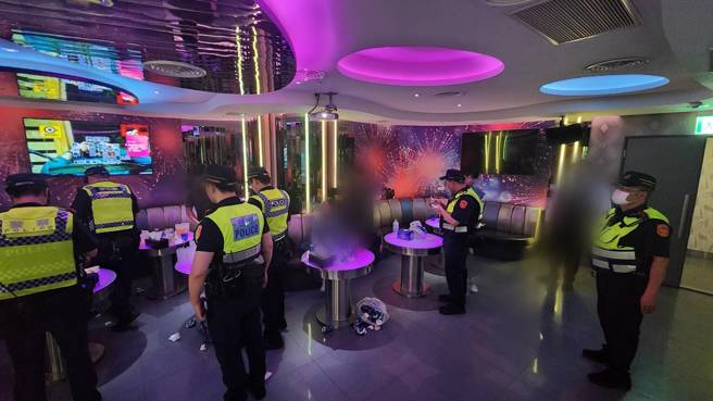 新北市中和分局為確保青少年暑假期間從事各項活動安全，特別針對轄區青少年易聚集之娛樂場所、易發生鬥毆事件之場所及毒品施用治安熱點等擴大臨檢。（圖／警方提供）