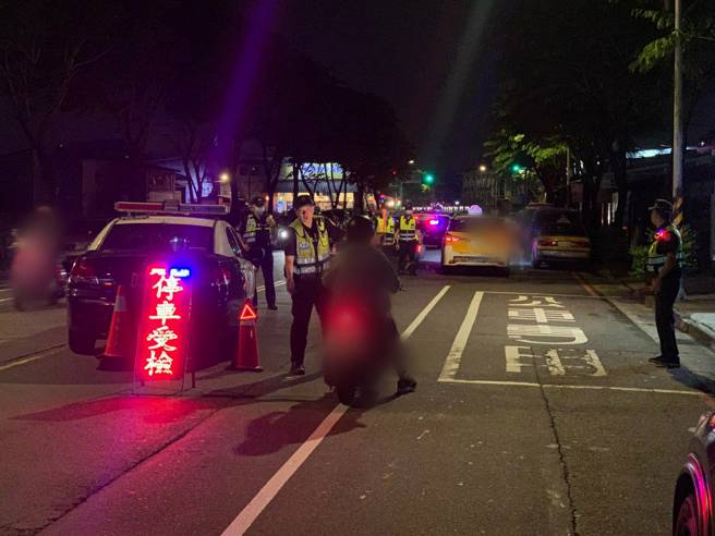 新北市中和分局為確保青少年暑假期間從事各項活動安全，特別針對轄區青少年易聚集之娛樂場所、易發生鬥毆事件之場所及毒品施用治安熱點等擴大臨檢。（圖／警方提供）