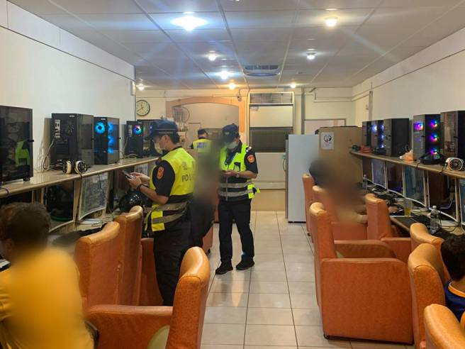 新北市中和分局為確保青少年暑假期間從事各項活動安全，特別針對轄區青少年易聚集之娛樂場所、易發生鬥毆事件之場所及毒品施用治安熱點等擴大臨檢。（圖／警方提供）