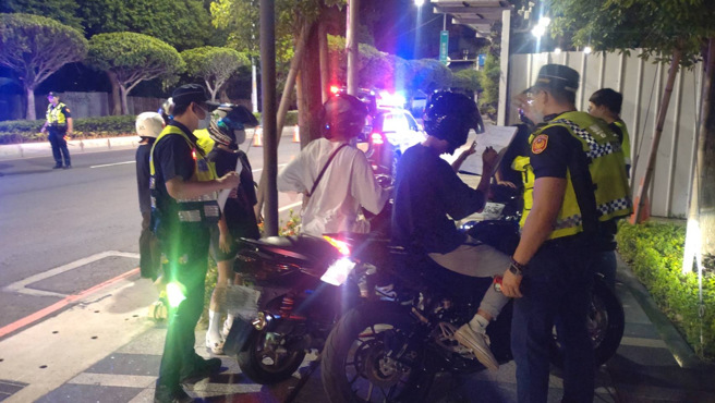 三重分局于日前夜间执行取缔酒驾及防制危险驾车勤务外，同时与环保局携手合作，针对改装噪音车问题与酒后驾车共同执法。（图／警方提供）