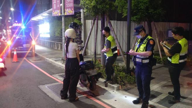 三重分局于日前夜间执行取缔酒驾及防制危险驾车勤务外，同时与环保局携手合作，针对改装噪音车问题与酒后驾车共同执法。（图／警方提供）