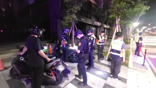 三重分局于日前夜间执行取缔酒驾及防制危险驾车勤务外，同时与环保局携手合作，针对改装噪音车问题与酒后驾车共同执法。（图／警方提供）