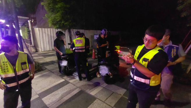 三重分局于日前夜间执行取缔酒驾及防制危险驾车勤务外，同时与环保局携手合作，针对改装噪音车问题与酒后驾车共同执法。（图／警方提供）