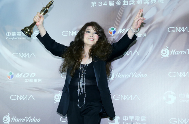 欧阳菲菲亲自到场领取特别贡献奖。（图／粘耿豪摄）