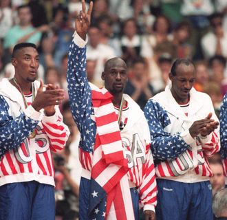 NBA》麥可喬丹奧運夢幻隊「爭議外套」151萬美元拍賣