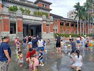 新竹州廳開放玩水！上百民眾前來戲水消暑