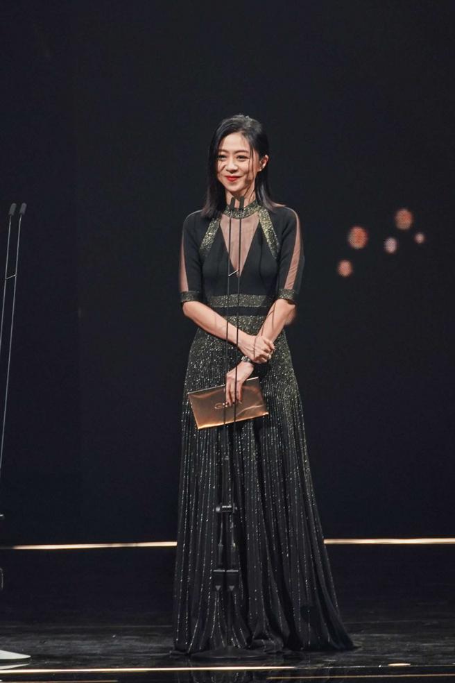 陈绮贞在发「年度歌曲奖」时，现场播出入围名单影片时，也发生画面卡住数秒。（图／台视提供）