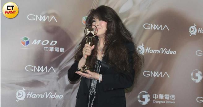 欧阳菲菲开心亲吻奖杯。（图／摄影组）