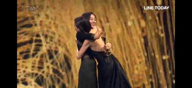 陳綺貞擔任頒獎人，與安溥互相擁抱。（圖／翻攝自LINE TODAY）