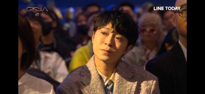 安溥在台上致謝，吳青峰在台下十分感動。（圖／翻攝自LINE TODAY）