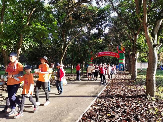 为配合7月第1周为「全国职场安全周」，台南市劳工局2日一早在官田区大隆田生态文化园区举办健走。（台南市政府劳工局提供／张毓翎台南传真）