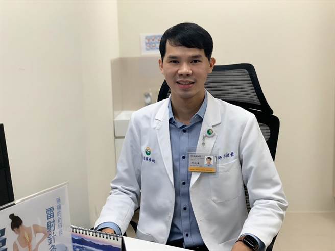 阳明马光中医医师邱柏豪表示，在夏季容易因为天气高温炎热造成体温过高、水分不足或电解质不平衡状况，导致身体不适出现相关急慢性发炎或身体中暑等症状。（阳明马光中医提供／杨舒婷高雄传真）