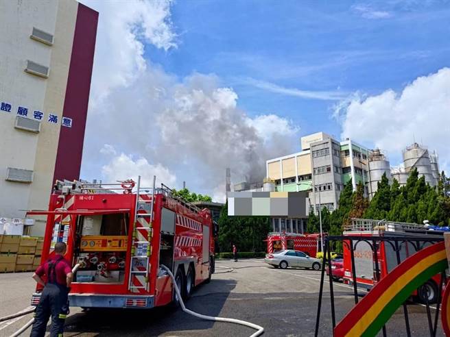 桃園市楊梅區中山南路一間紡織廠2日上午發生火警事故。（翻攝照片／蔡明亘桃園傳真）