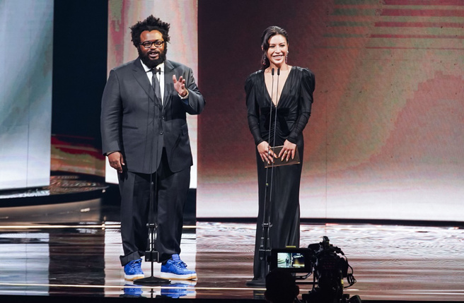 不少网友看了颁奖卡片内页设计，批评这个排版真的很离谱。（图／台视提供）