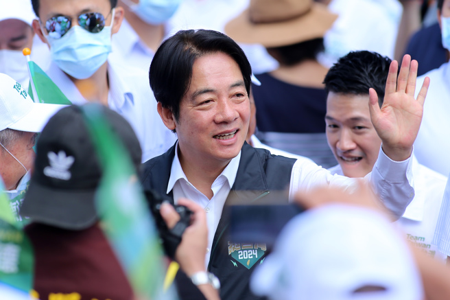 民进党总统参选人赖清德日前巧遇大学生感谢私大学杂费补助，引起各界讨论。（资料照／黄世麒摄）