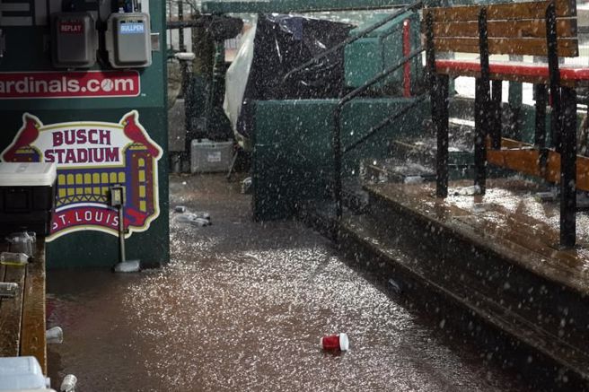 紅雀主場天候不佳，隔日補賽中途仍受降雨影響。（美聯社）