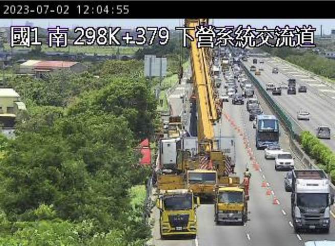 国道1号南向298公里处台南下营段，今天早上6点多发生大货车衝出边坡的交通事故，截止中午12点该路段仍严重回堵。（摘自高公局官网／张毓翎台南传真）