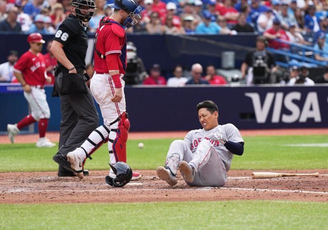 红袜队吉田正尚被触身球打倒。（路透）