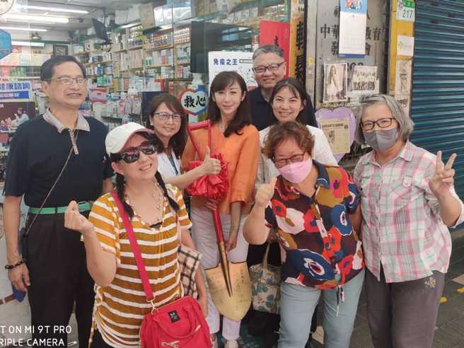 民进党台北市议员许淑华（中）每周六上午固定时间会到各处摆摊提供免费法律服务，已长达近10年未中断。（图／翻摄自许淑华脸书）