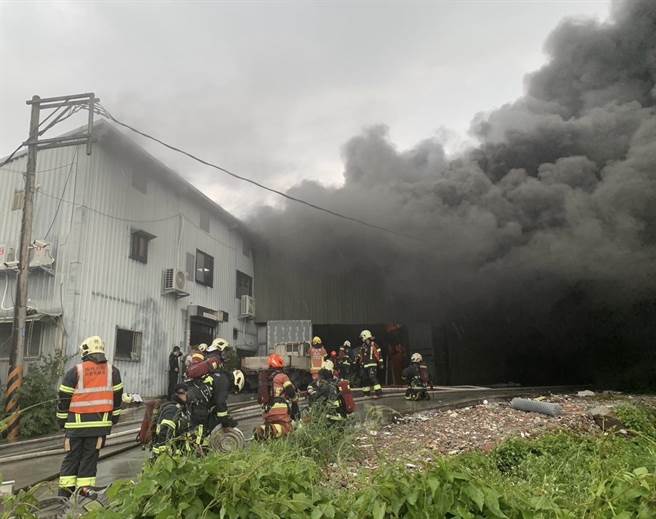 新北市土城区千岁路的铁工厂与资源回收场，今下午1时许传出火警，浓烟垄罩高空，新北市消防局获报后，派出52车、131人前往现场救援。（新北市消防局提供）