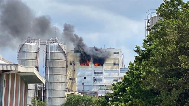 位於桃園楊梅的中興紡織廠今日上午發生火警事故，火勢從4樓一路延燒至6樓。（蔡明亘攝）