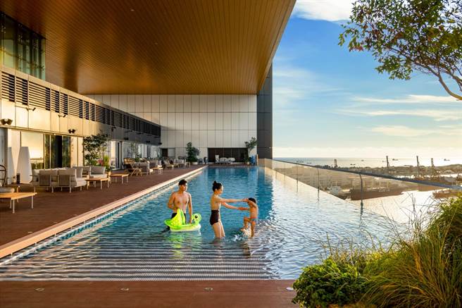 高雄承亿荣获易游网票选「2022全台最美饭店」及「2022全台最美客房」双大奖，拥有全台唯一高空悬眺透明无边际泳池。（承亿集团提供）