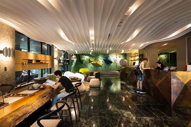 500元，4人入住一晚平均约8500元含早餐，暑假平日入住不需加价。（承亿集团提供）