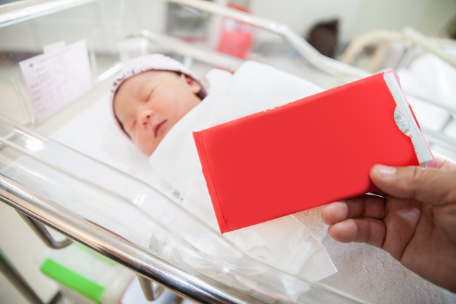 一名网友表示，同事小孩满月，他包600元红包却被对方嫌少。（图／示意图，达志影像）