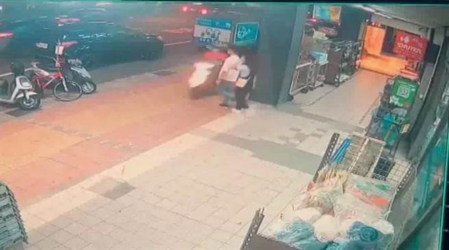 林男跟太太走在人行道上被外送員騎車擦撞。（民眾提供／李京昇苗栗傳真）