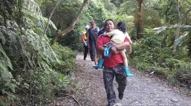 宜蘭縣礁溪鄉月眉坑步道，今（2日）一行9人，含7名大人、2名小孩，在健行時遭受蜂群攻擊。（宜蘭縣消防局提供／吳佩蓉宜蘭傳真）