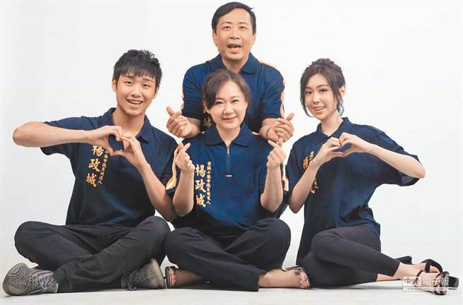 2018年「褲子大王」楊政城曾以無黨投入該選區議員，當時22歲女兒楊宜庭（右）幫忙輔選。（柯宗緯翻攝）