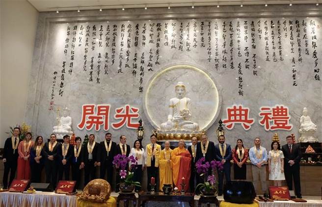 巴拉圭佛光山大殿的佛像揭幕，心保和尚和贵宾合影。（佛光山提供／林雅惠传真）