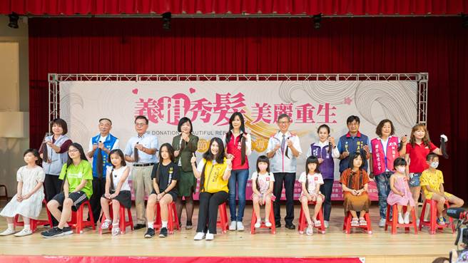 「义捐秀髮，美丽重生」活动迈入第16年，2日有逾400人捐髮响应，其中有9名男性创新高。（蔡依珍摄）