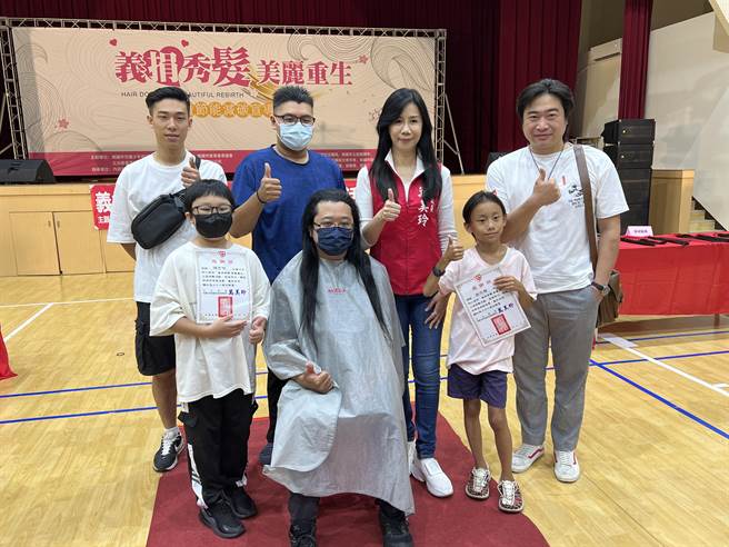 「义捐秀髮，美丽重生」活动迈入第16年，2日有逾400人捐髮响应，其中有9名男性创新高。（蔡依珍摄）