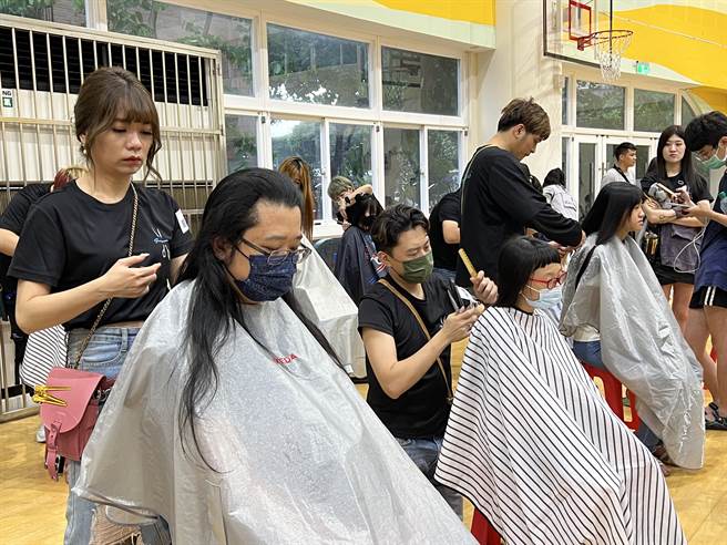 「义捐秀髮，美丽重生」活动迈入第16年，2日有逾400人捐髮响应，其中有9名男性创新高。（蔡依珍摄）
