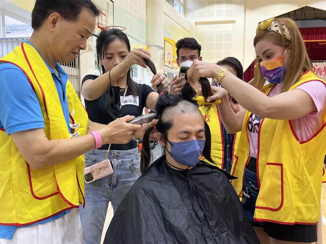 「义捐秀髮，美丽重生」活动迈入第16年，2日有逾400人捐髮响应，其中有9名男性创新高。（蔡依珍摄）