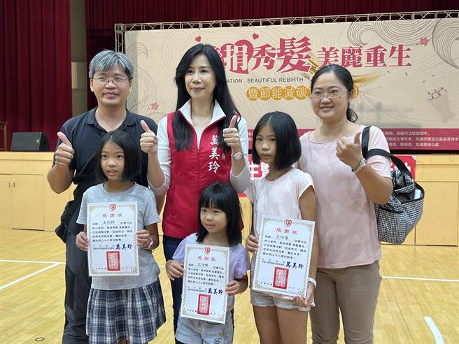 王家三姊妹一起来捐髮。(蔡依珍摄)