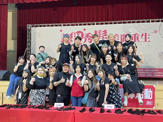 立委万美玲感谢54名美髮师在假日最忙碌的时候响应义剪活动。(蔡依珍摄)