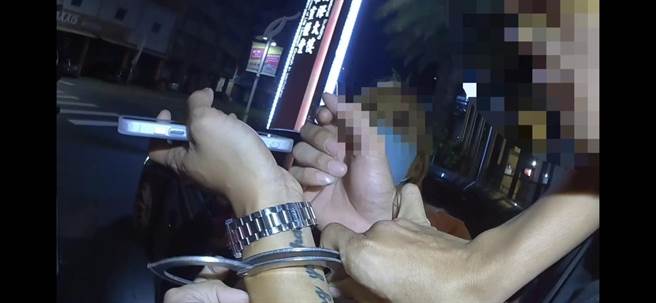 锺男遭上铐。（高雄市警方提供／林雅惠传真）