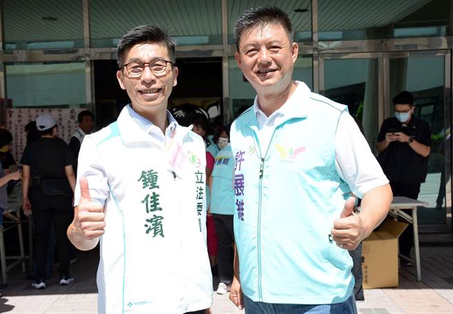 民進黨屏東立委選舉就定位，立委鍾佳濱（左）與屏東縣議員許展維將分別出戰屏北及屏南選區。（林和生攝）