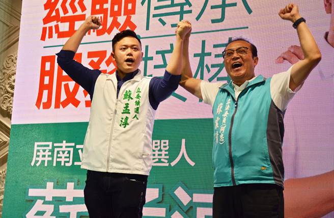 立委蘇震清（右）向藍營拋出「非綠聯盟」選項，為兒子蘇孟淳爭取勝選機會。（林和生攝）